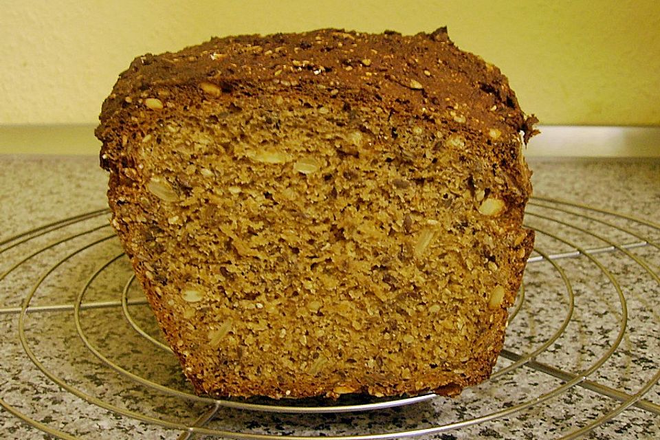 Vollkornbrot mit Buttermilch und Rübenkraut