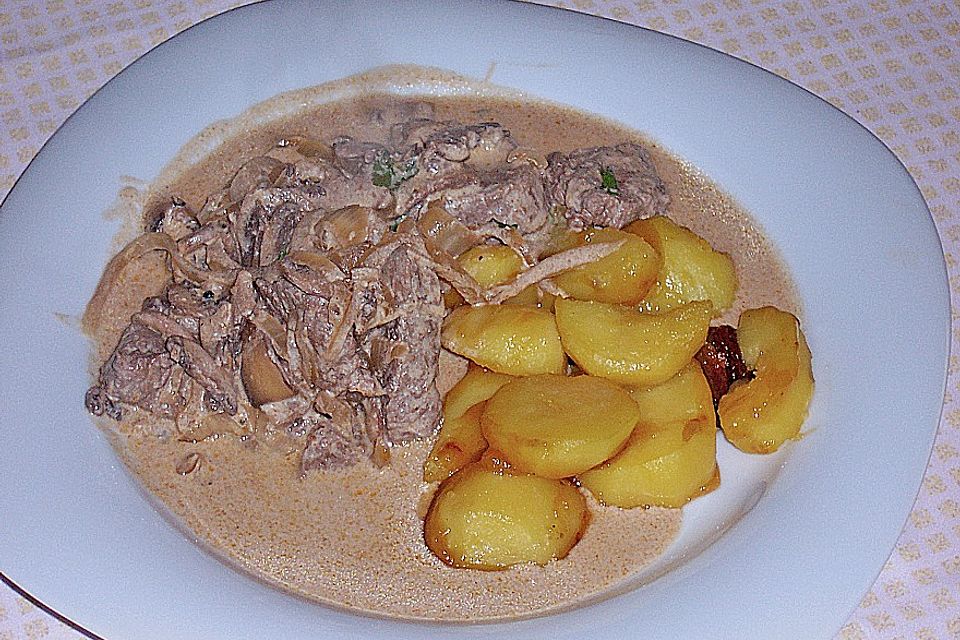 Schneller Stroganoff mit süß - sauren Backkartoffeln