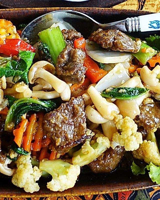 Sapi cah jamur khas 'Sri Mira' - Rindfleisch mit Pilzen und Gemüse in würziger Sauce