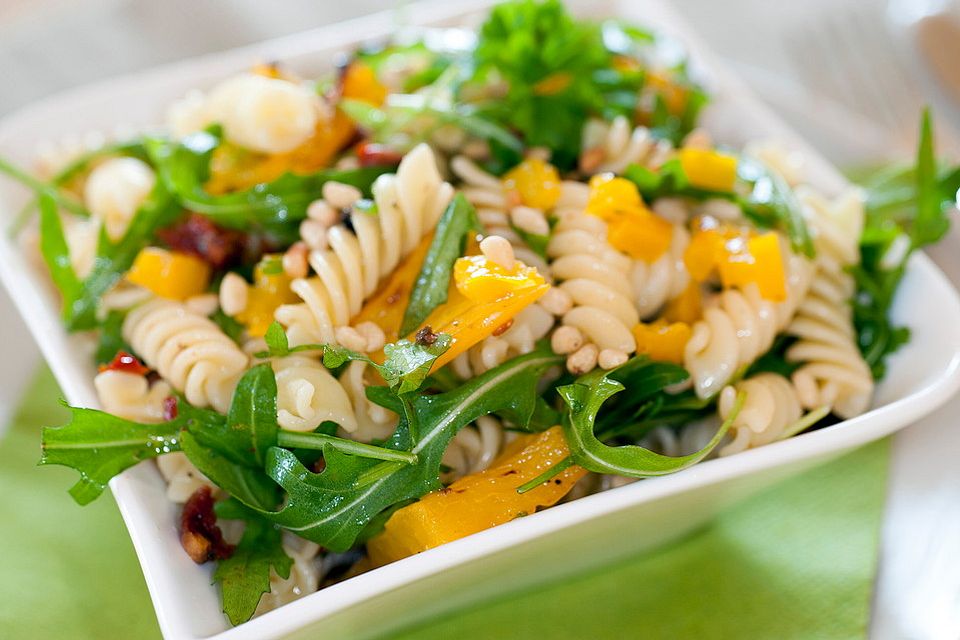 Nudelsalat mit Paprika, getrockneten Tomaten und Pinienkernen