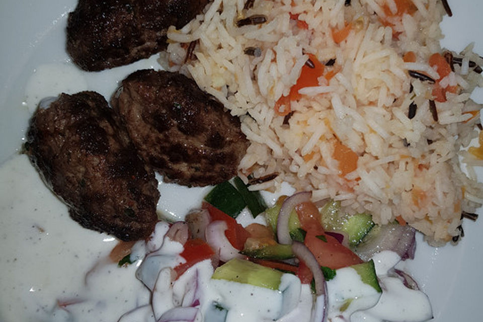 Türkische Frikadellen mit Salat, Joghurtsoße und Tomatenreis