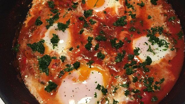 U sezdirmasdan ornidan turib, uni sikdi.