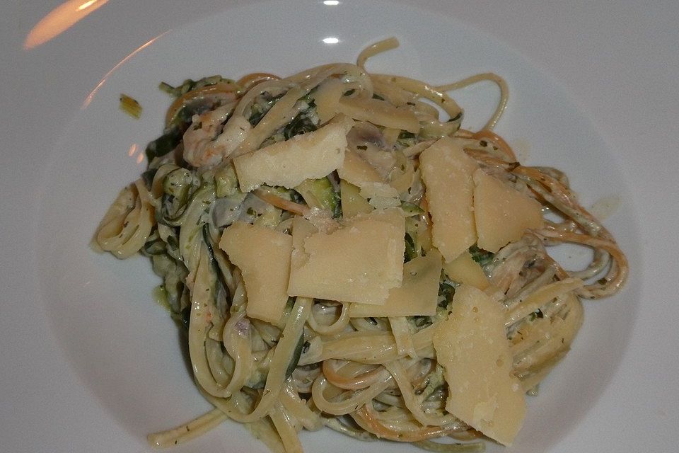 Spaghetti in Garnelen-Zucchini-Champignon-Frischkäse-Sauce