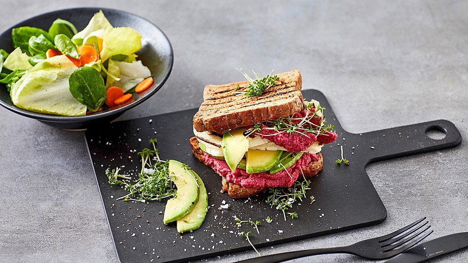 Wintersandwich mit Halloumi, Avocado und Rote Bete-Hummus von Parmigiana