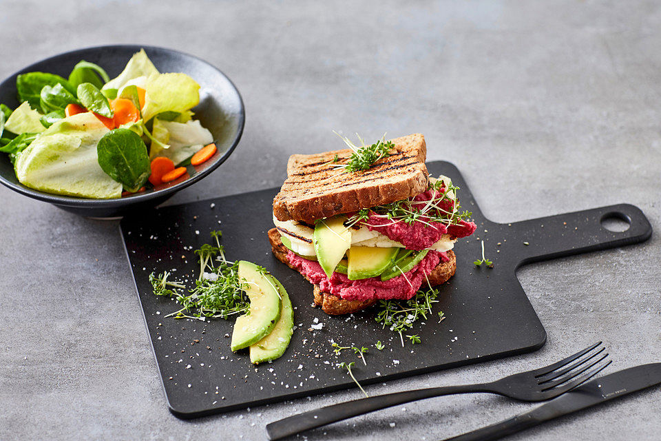 Wintersandwich mit Halloumi, Avocado und Rote Bete-Hummus