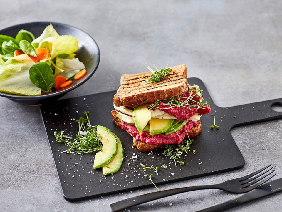 Wintersandwich-mit-Halloumi-Avocado-und-Rote-Bete-Hummus