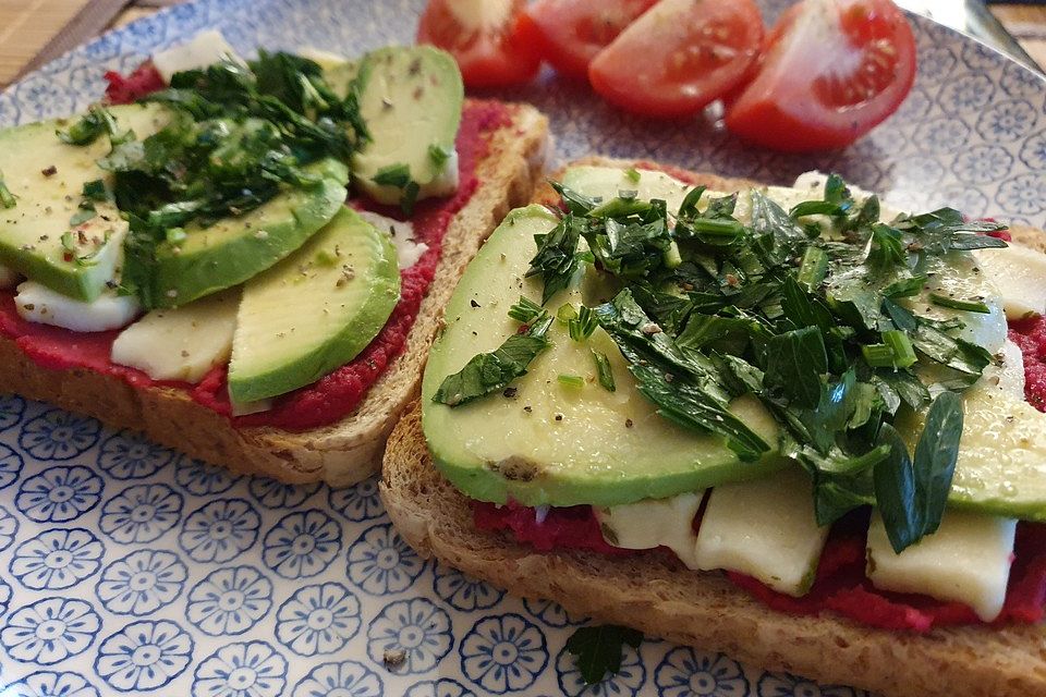 Wintersandwich mit Halloumi, Avocado und Rote Bete-Hummus