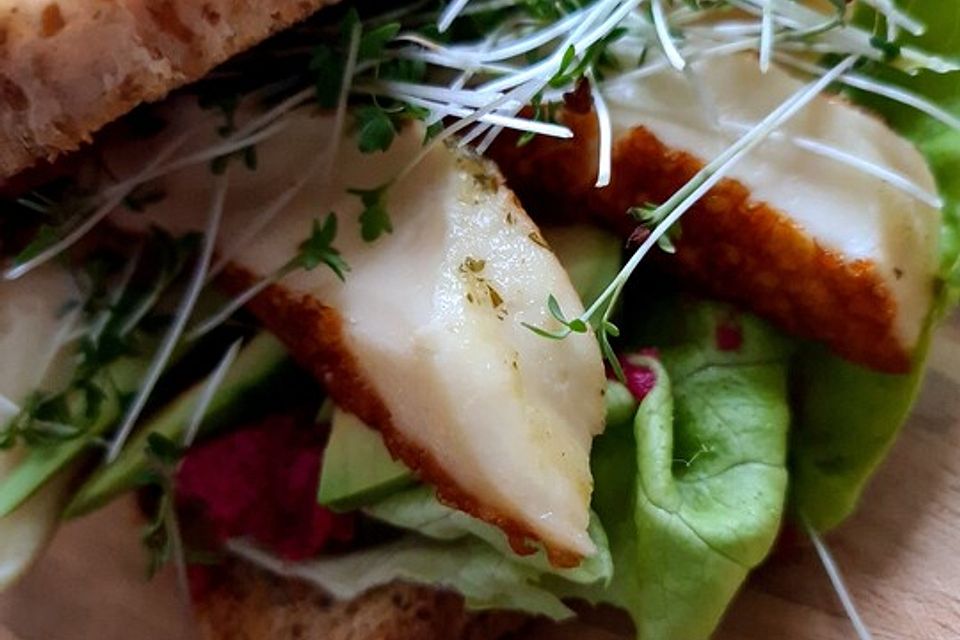 Wintersandwich mit Halloumi, Avocado und Rote Bete-Hummus