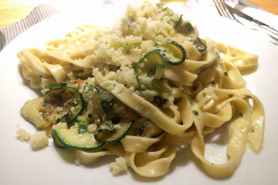 Tagliatelle mit gebratenen Zucchini an Parmesan-Minz-Soße