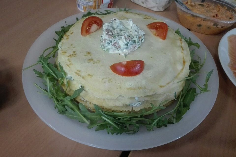 Pfannkuchentorte mit Tomaten-Frischkäse-Füllung