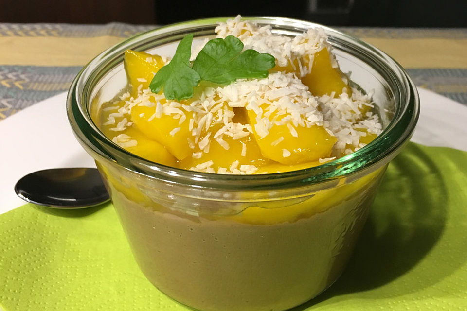 Schoko-Kokos-Pudding mit glasierter Ananas