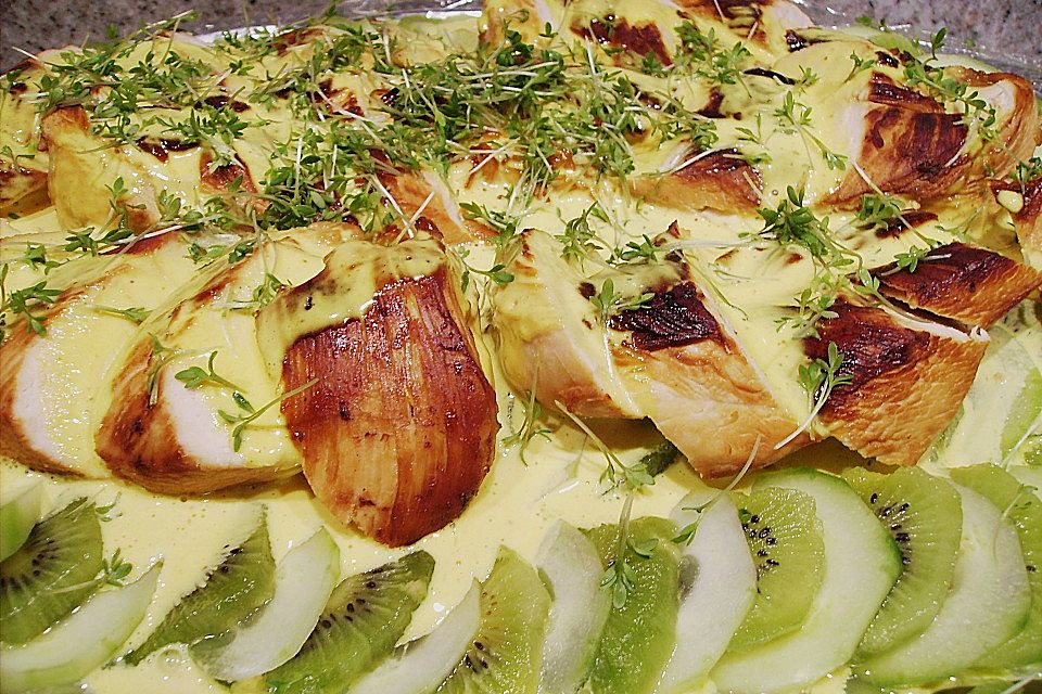 Gurkensalat mit Kiwi, Hähnchenbrust und Limettenmayonnaise