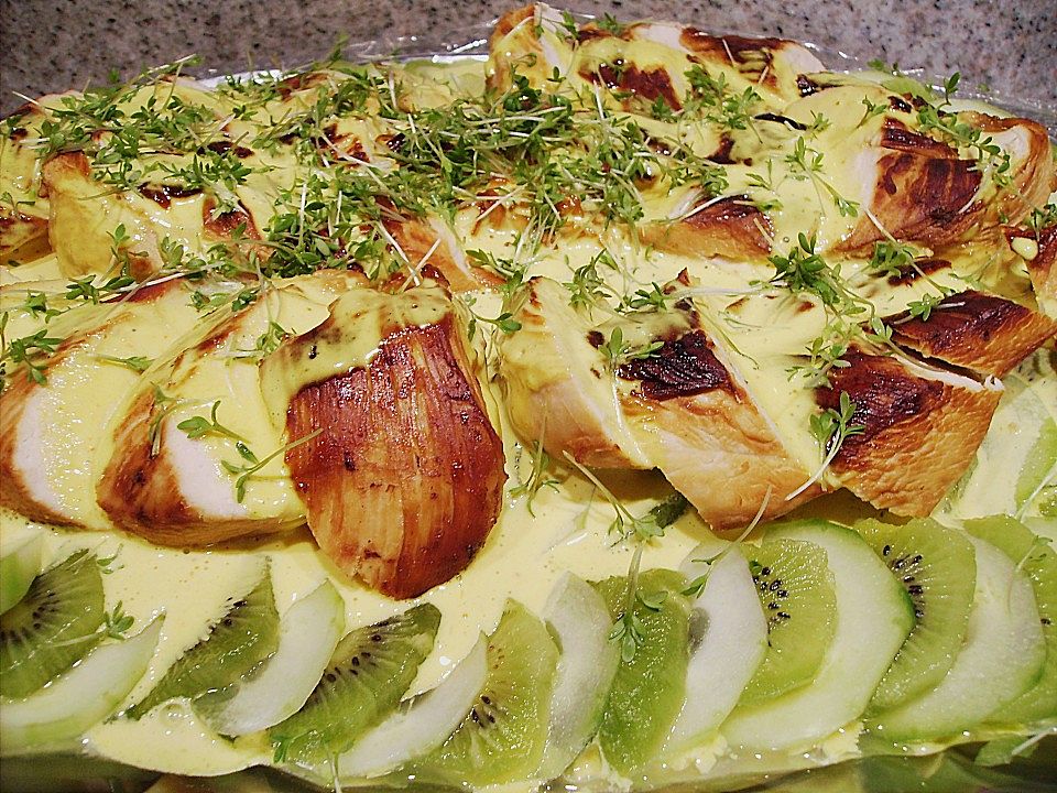 Gurkensalat mit Kiwi, Hähnchenbrust und Limettenmayonnaise von eido ...