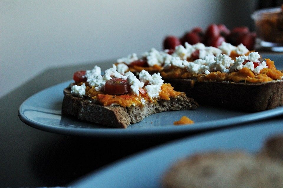 Squash Toast mit veganem Kürbisaufstrich, Zitrone und Olivenöl