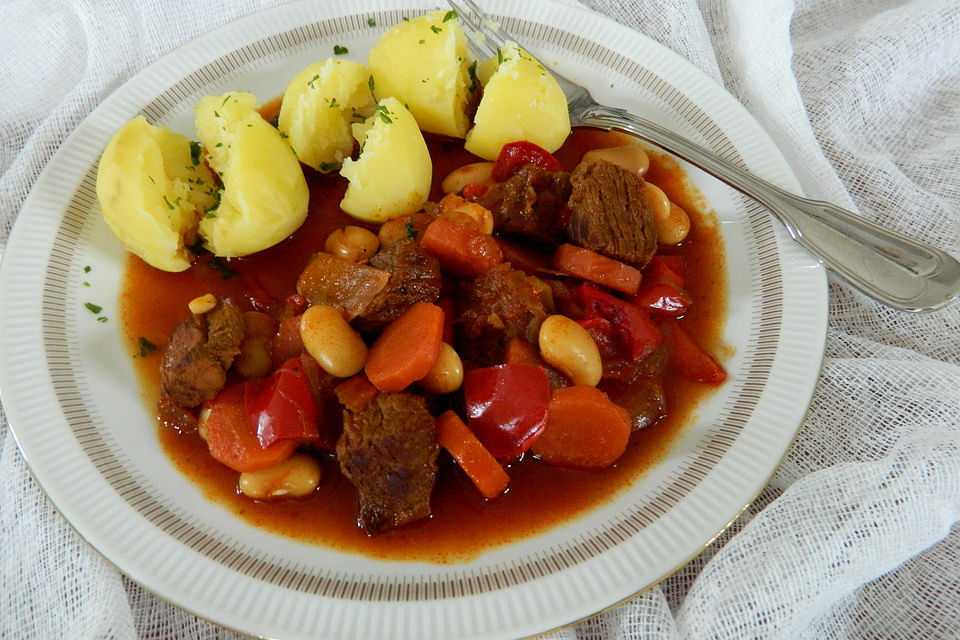 Gulasch mit weißen Bohnen