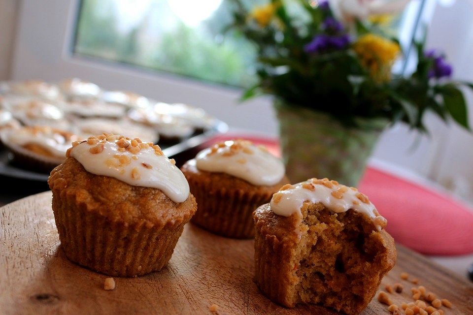 Carrot Cake Muffins mit Haselnuss-Krokant