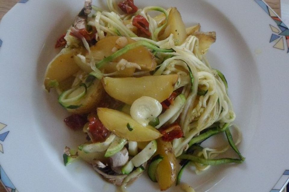 Zucchininudeln mit Knoblauchkartoffeln