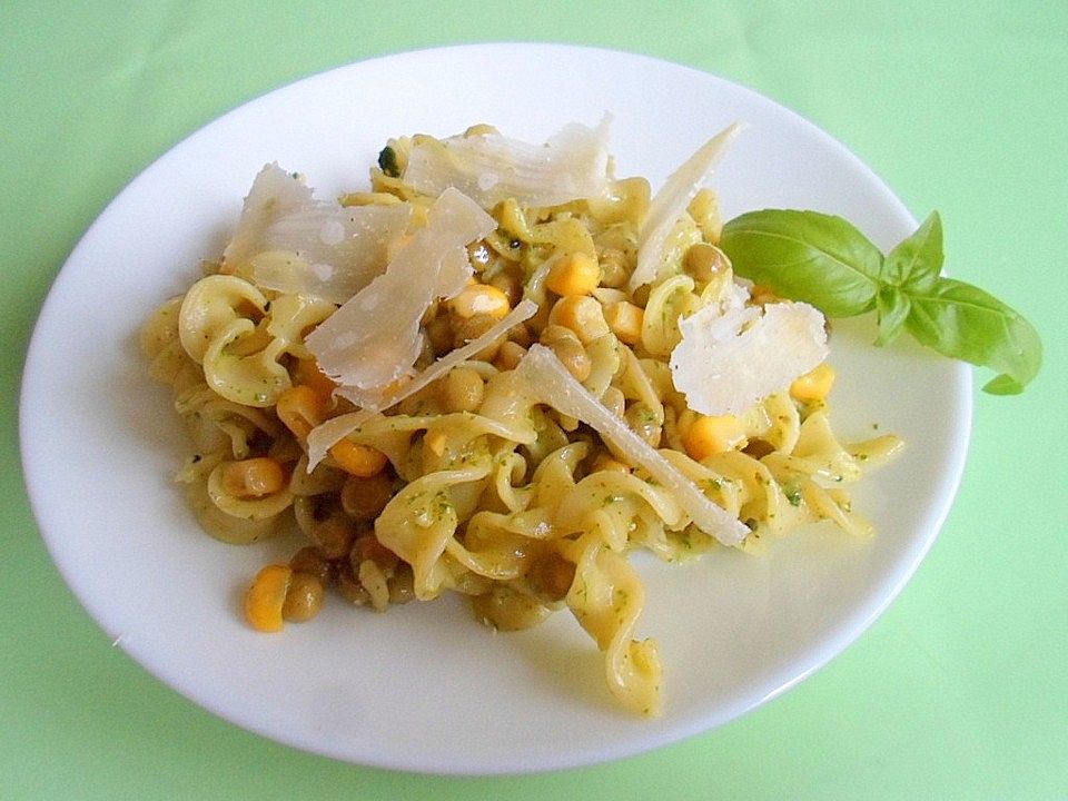 Pesto-Nudeln mit Gemüse von movostu| Chefkoch