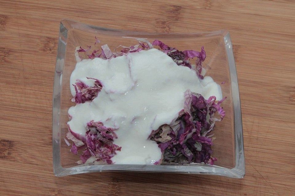 Roter Chinakohl-Salat mit Dickmilch-Dressing