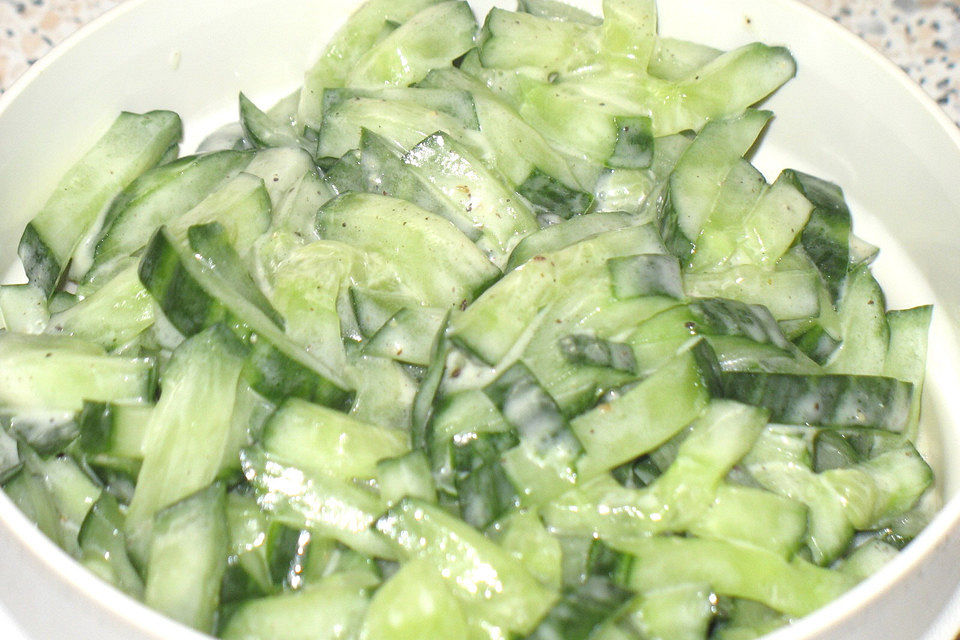 Dekorative Gurken in Dickmilch-Dill-Sauce