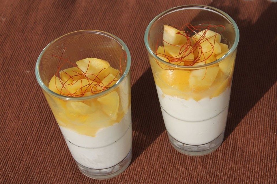 Apfel-Mango-Ragout auf Dickmilch-Jogurt-Quark-Creme