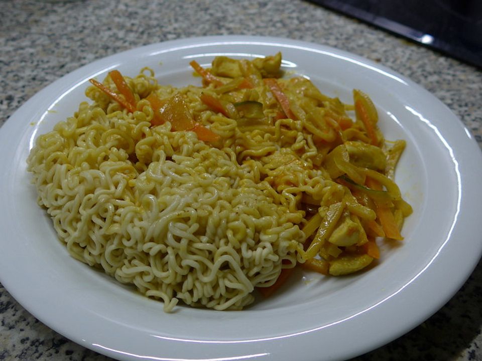 Rotes Thai-Curry mit Gemüsenudeln und Hähnchenbrust von Heike_B| Chefkoch