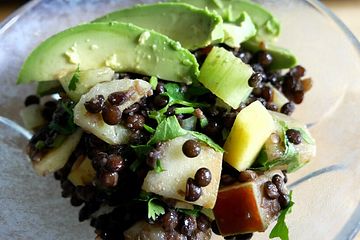 Belugalinsen-Salat mit Staudensellerie, Apfel und Ingwer