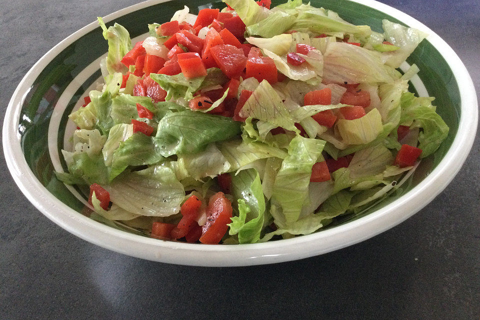 Eisberg-Paprika-Salat in Dickmilchdressing mit Cashewkernen