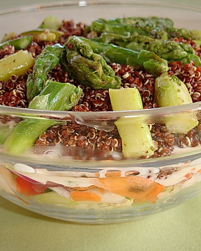 Schichtsalat mit Chinakohl, Quinoa und Spargel