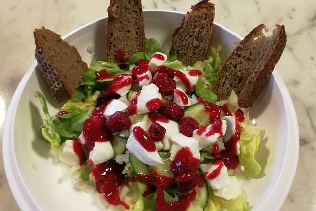 Mozzarella-Salat mit Himbeerdressing von tinal03| Chefkoch