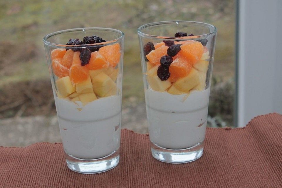 Mango-Mandarinen-Cranberry-Salat auf Quark-Kokos-Creme