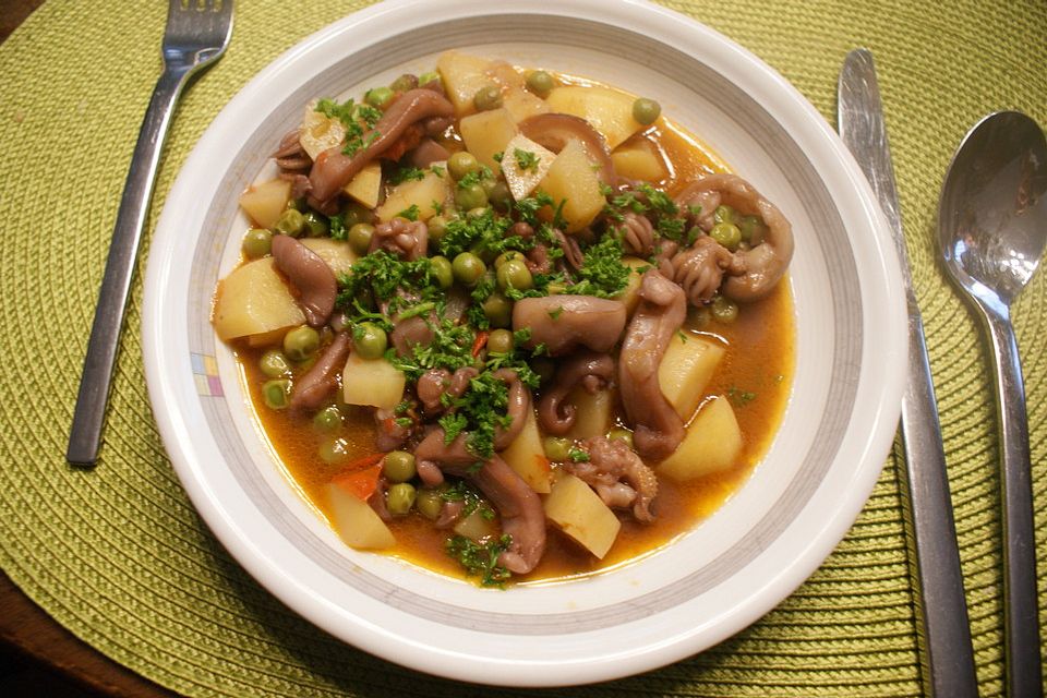 Tintenfisch mit Erbsen und gedünsteten Kartoffeln