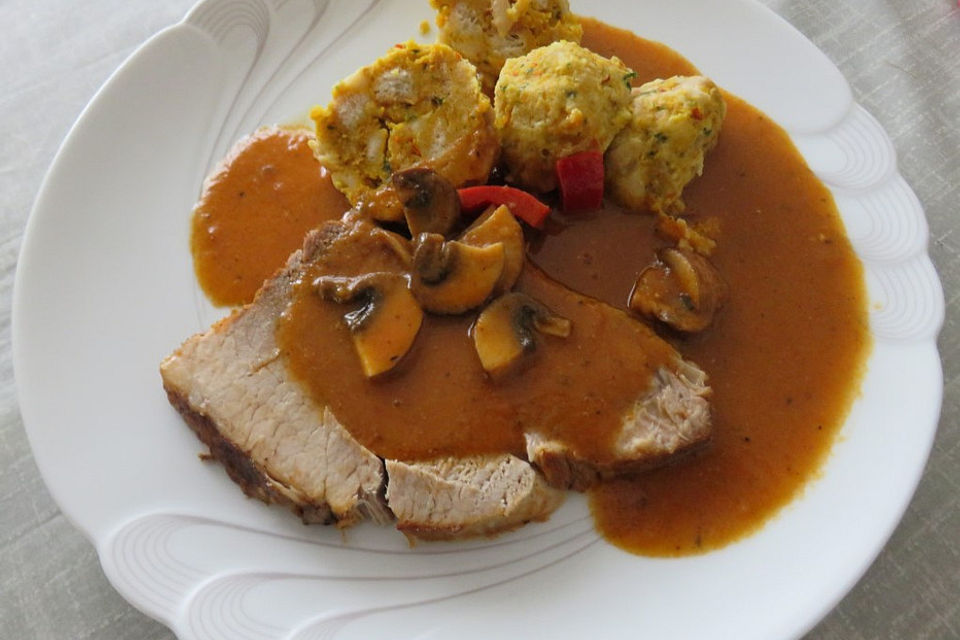 Böhmischer Haxenbraten mit Knödeln und Rahmchampignons