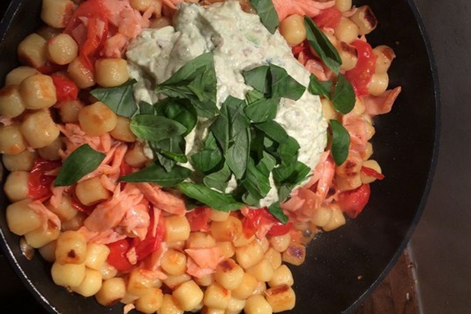 Gnocchi mit Räucherlachs und Avocado-Zitronen-Pesto