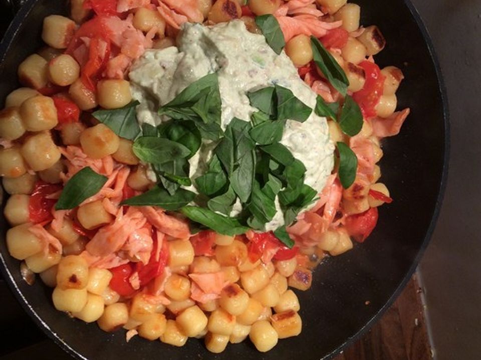 Gnocchi Mit Raucherlachs Und Avocado Zitronen Pesto Von Basti1980 Chefkoch 