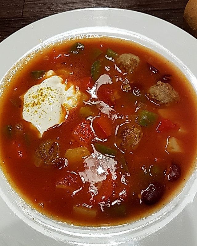 Currywurst-Suppe mit Kidneybohnen