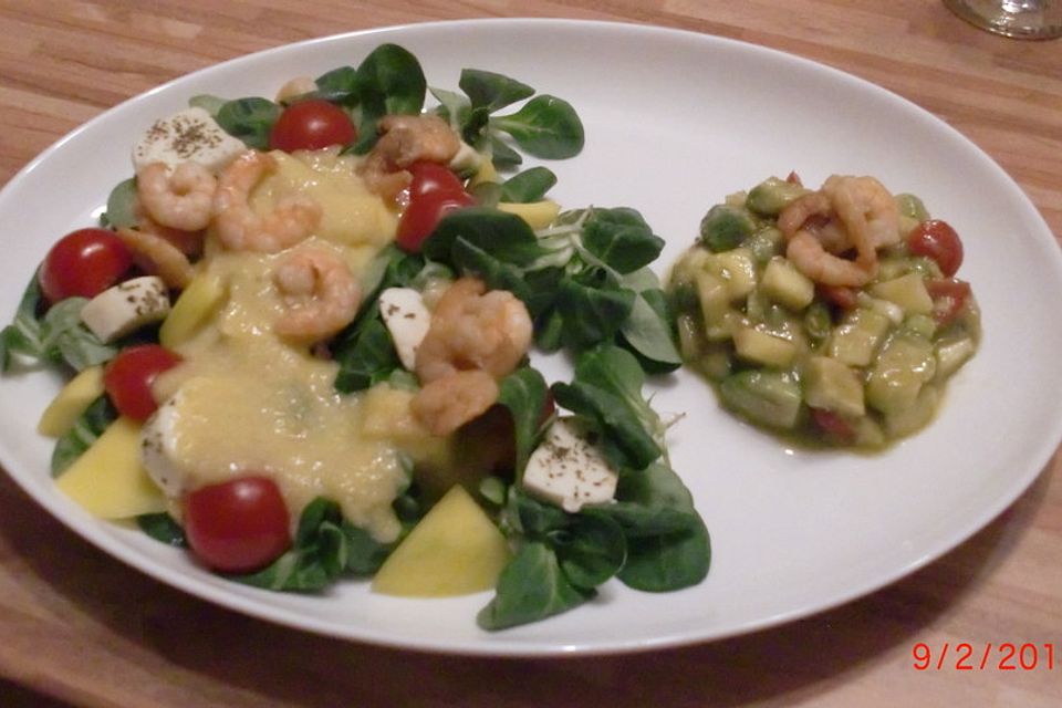 Feldsalat und Garnelen an Mangodressing mit Mangotatar