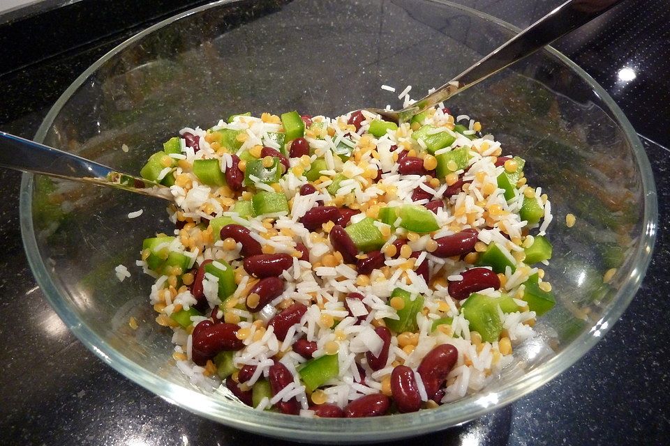 Salat mit Bohnen, Linsen, Paprika und Reis