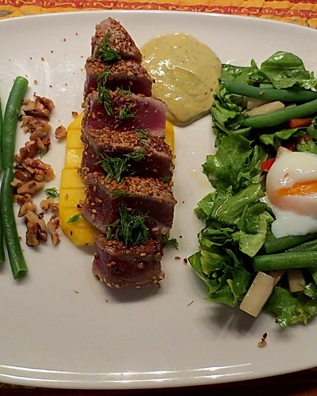 Thunfisch Tataki mit Mango, Blattsalat und Onsen-Ei