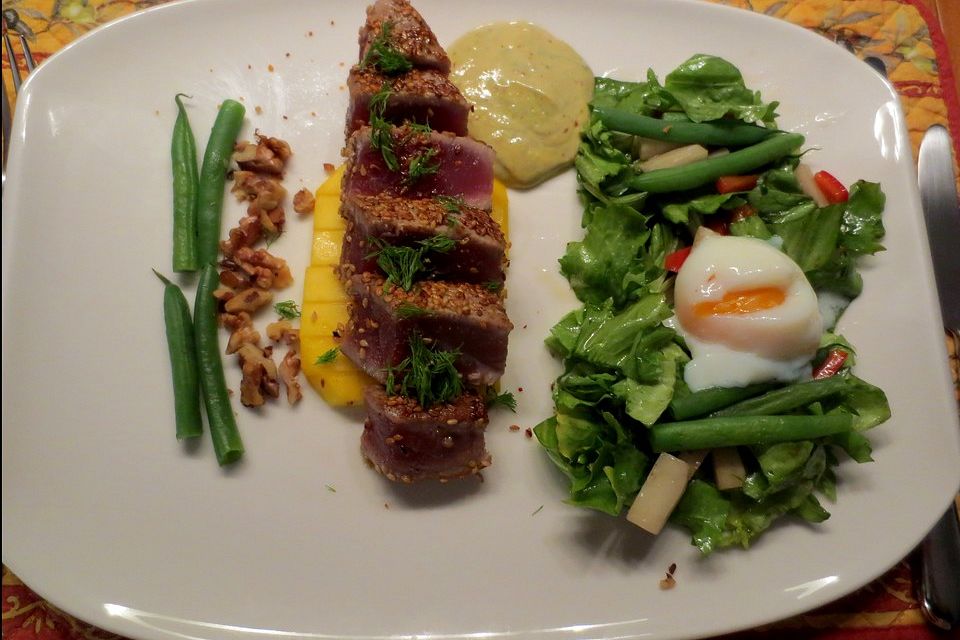 Thunfisch Tataki mit Mango, Blattsalat und Onsen-Ei