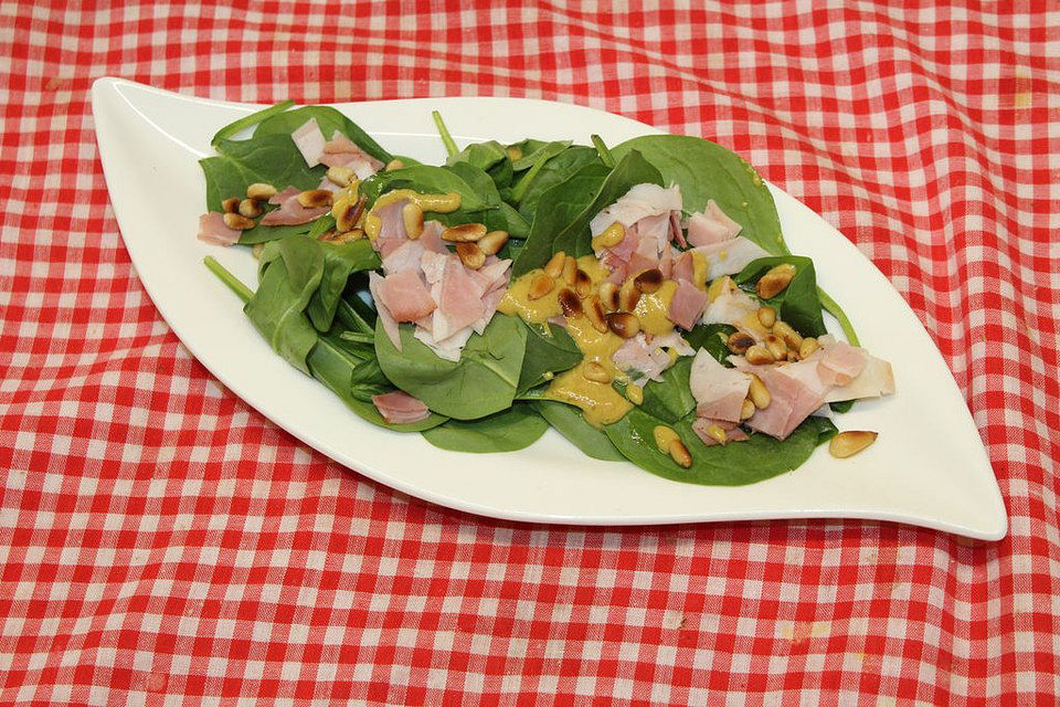 Feldsalat mit feinem Balsamico-Speck-Pinienkern Dressing