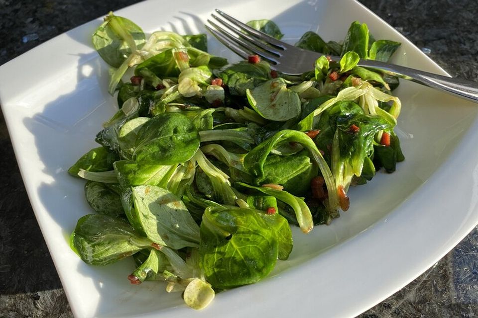 Feldsalat mit feinem Balsamico-Speck-Pinienkern Dressing