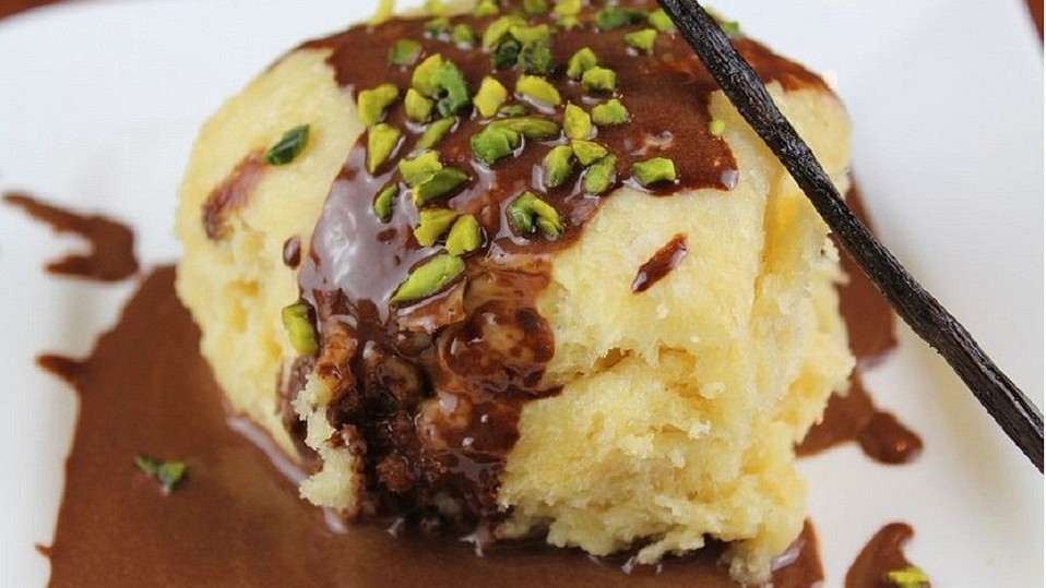 Pudding-Dampfnudeln mit Schoko-Pistazien-Topping von Die_Frau_am_Grill Pudding-Dampfnudeln mit Schoko-Pistazien-Topping von Die_Frau_am_Grill