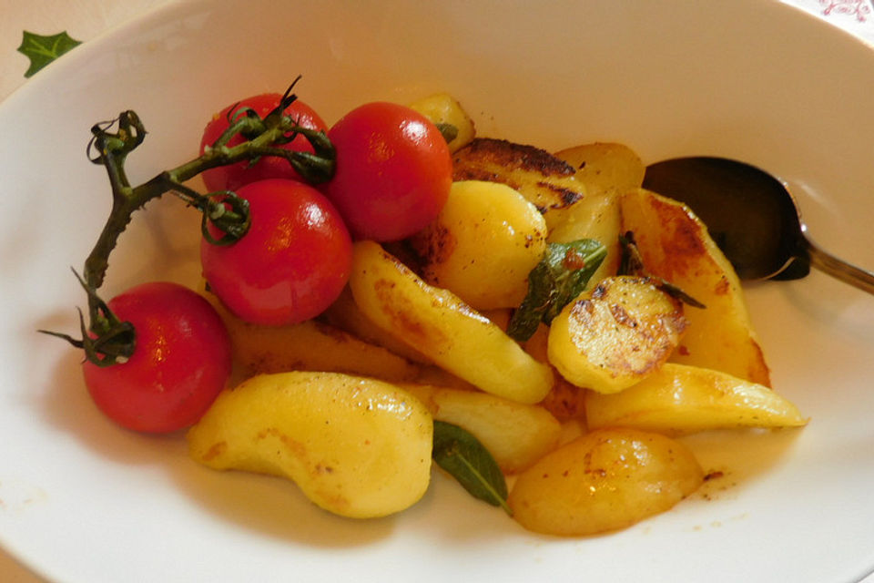 Tomaten-Kartoffeln mit Zitronenbutter und Salbei