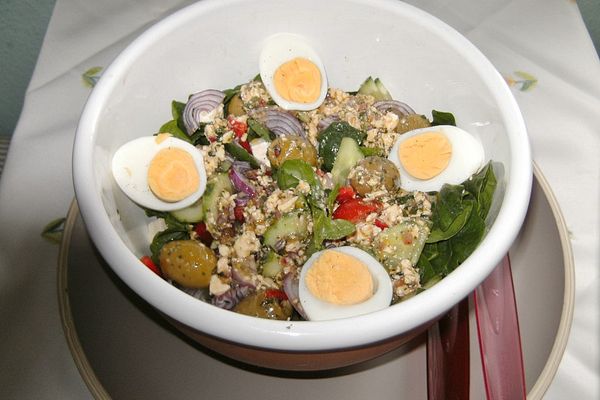 Bunter Salat mit Eiern und Feta-Dressing von Anaid55 | Chefkoch