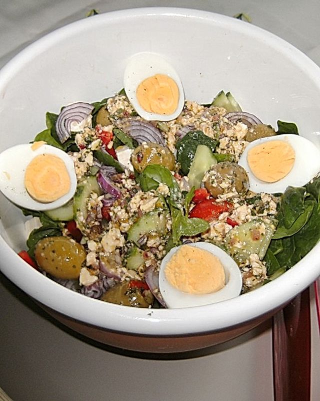 Bunter Salat mit Eiern und Feta-Dressing