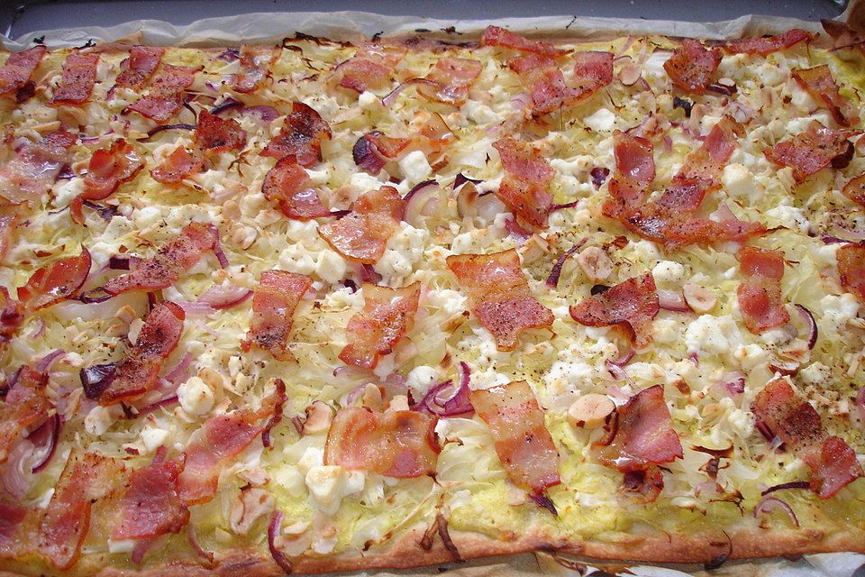 Flammkuchen mit Spitzkohl, Feta und Bacon