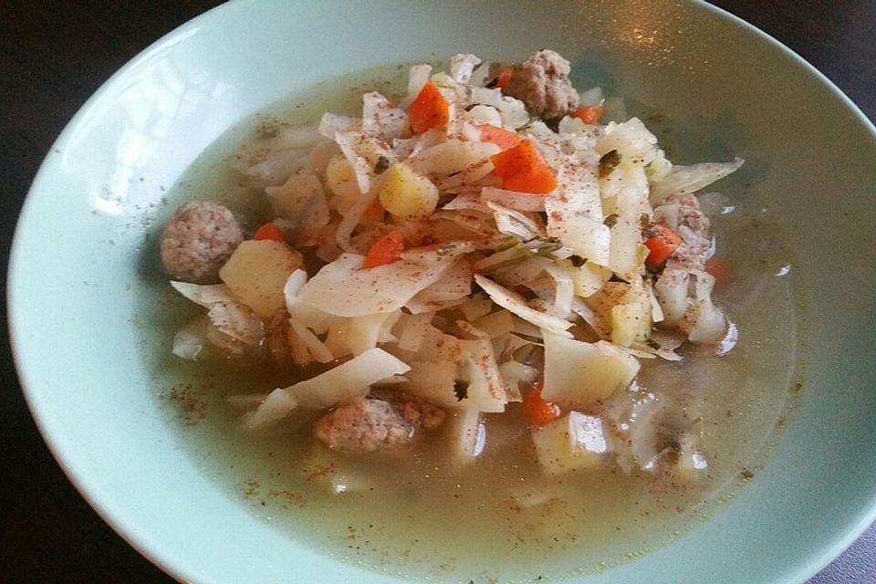 Kohlsuppe mit Hackbällchen