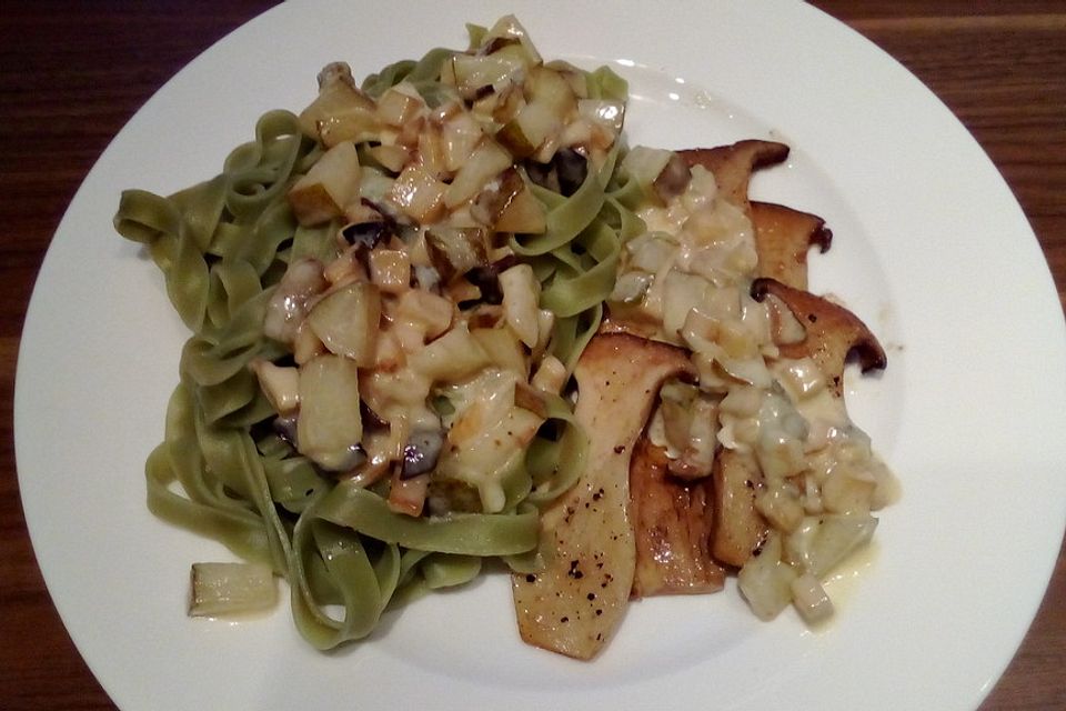 Gebratene Kräuterseitlinge mit Blauschimmel-Birnen-Sauce