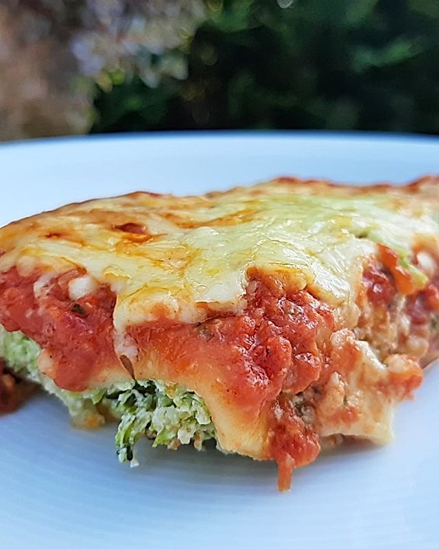 Cannelloni mit Brokkoli-Frischkäse-Füllung in Tomatensauce und Rucolasalat
